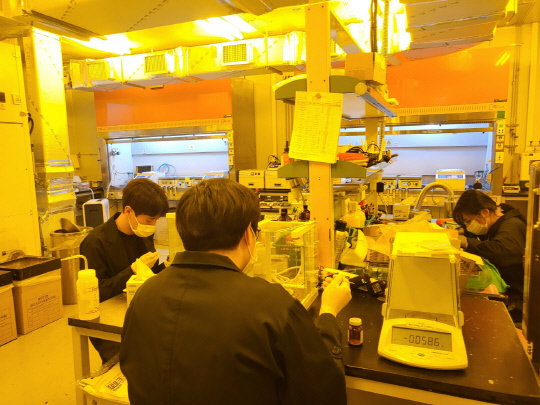 울산과학기술원(UNIST)에너지화학공학과 내 에너지하베스팅 실험실에서 연구원들의 페로브스카이트 태양전지의 효율과 내구성 향상 실험을 진행하고 있다.  사진=이준기기자